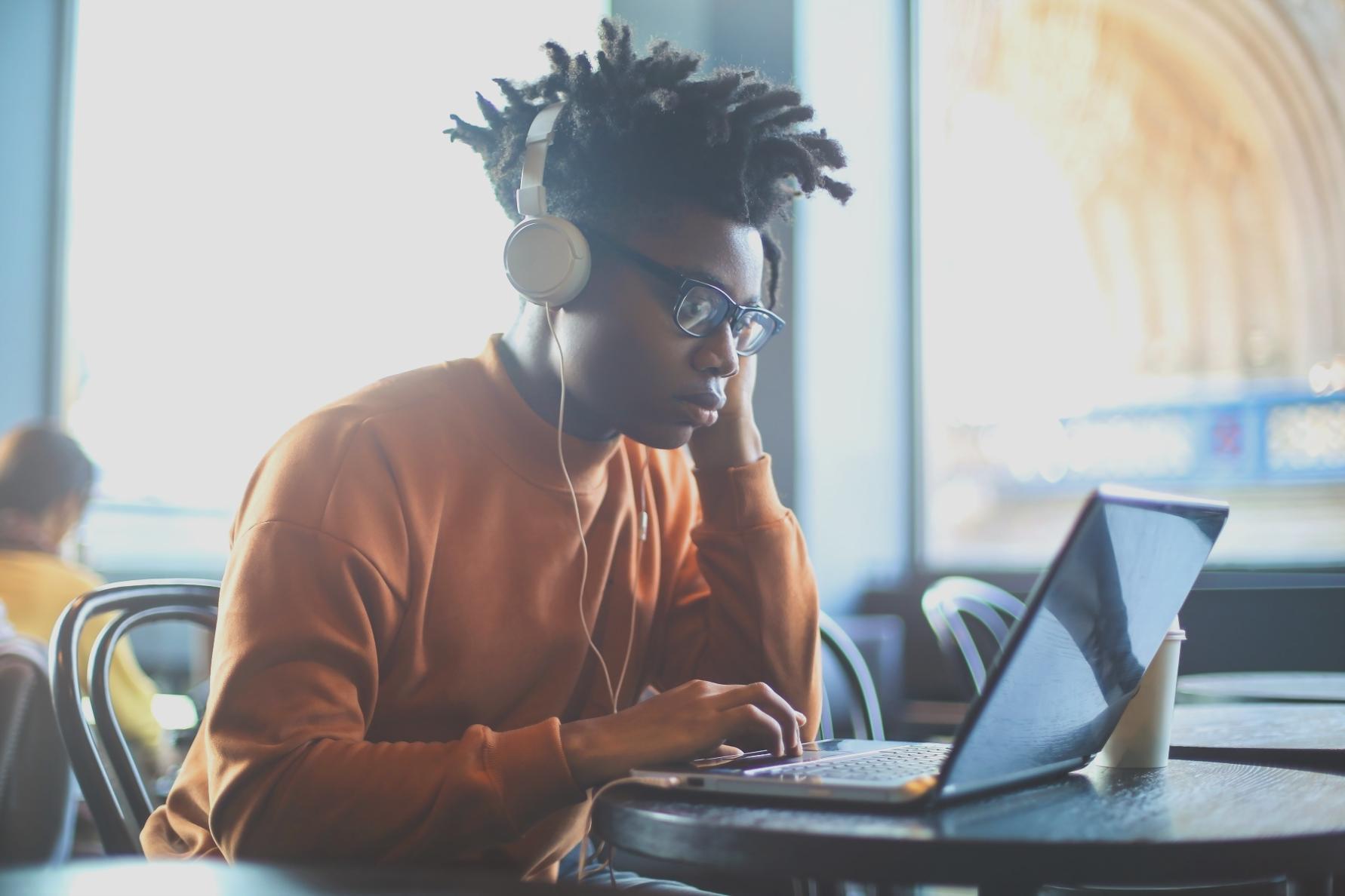 Participant concentré suivant une session interactive de budgétisation